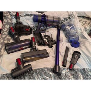 Dyson cordless v10 stick vacuum w/3 heads laser + mop tools & stand guc